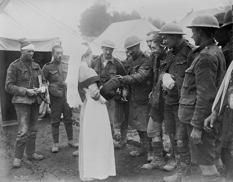 Une infirmière avec des soldats blessés