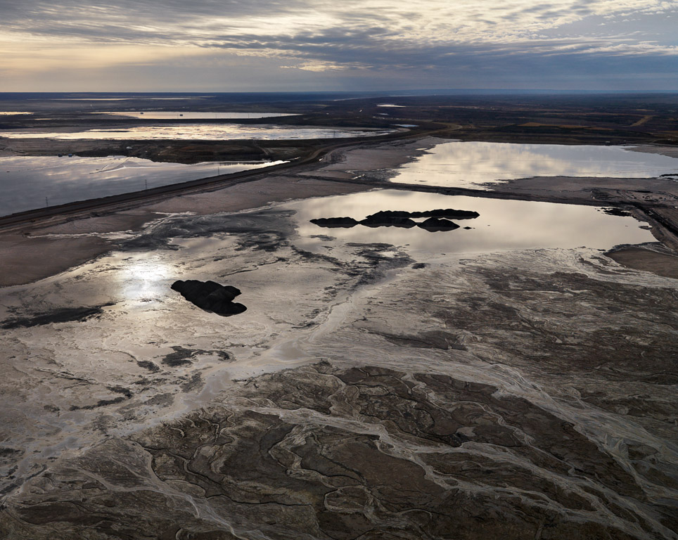 Edward Burtynsky, Alberta Oil Sands #10, Fort McMurray, Alberta, Canada (2007). 