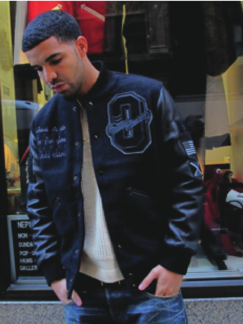 Drake vêtu d’un blouson « OVO x Roots », en 2011.