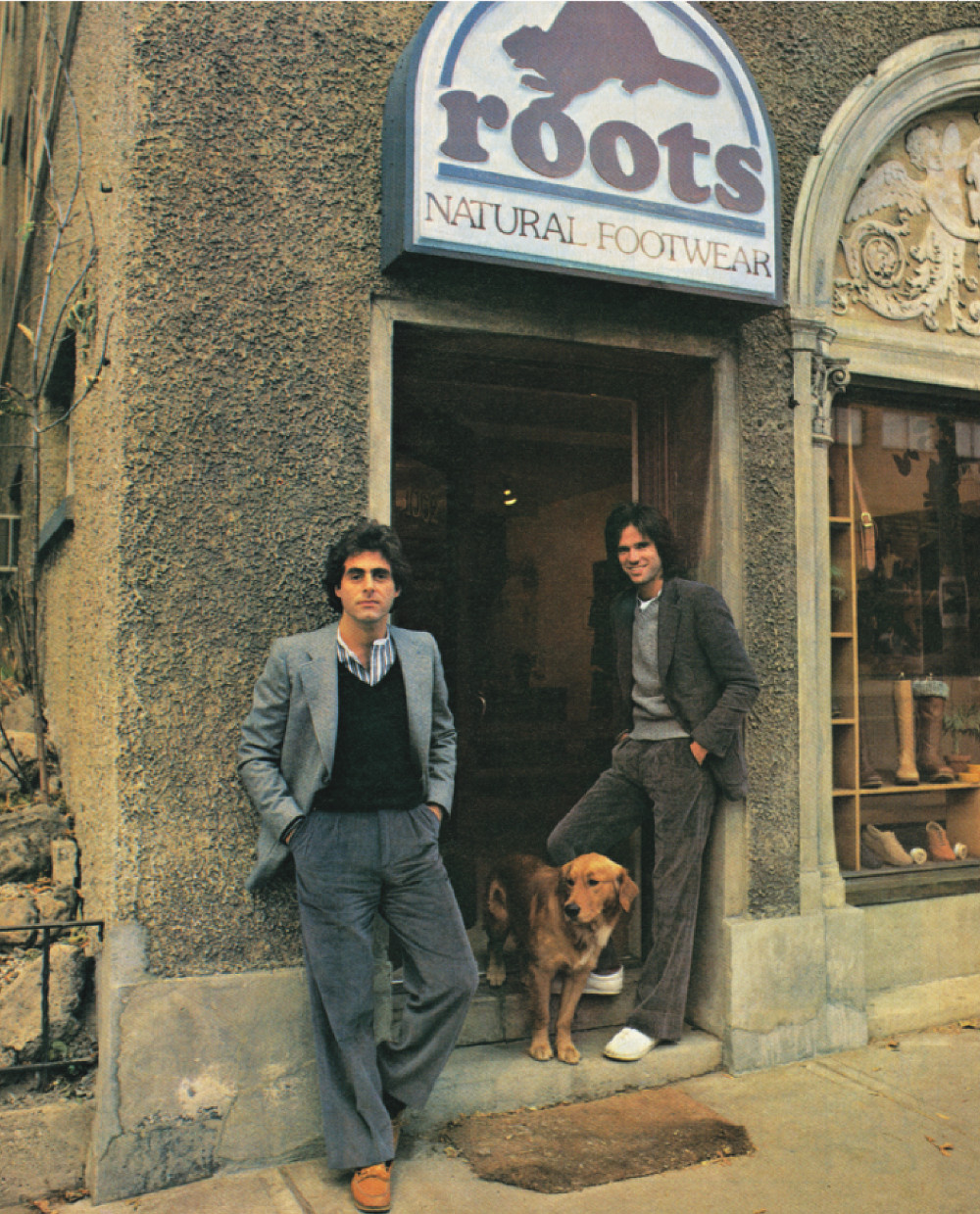 Les fondateurs de Roots, Michael Budman (à gauche) et Don Green, à l’extérieur du premier magasin Roots à Toronto en Ontario, en 1973.