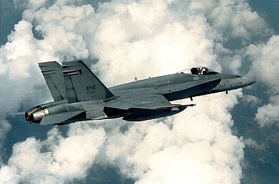 CF-18 de combat survolant l