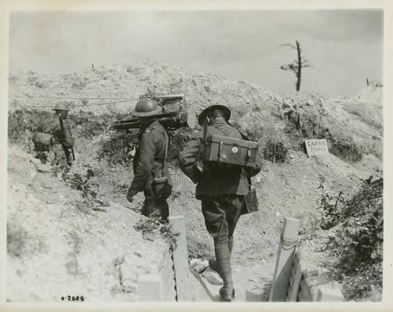 Des membres du Bureau canadien des archives de guerre transportent leur équipement.