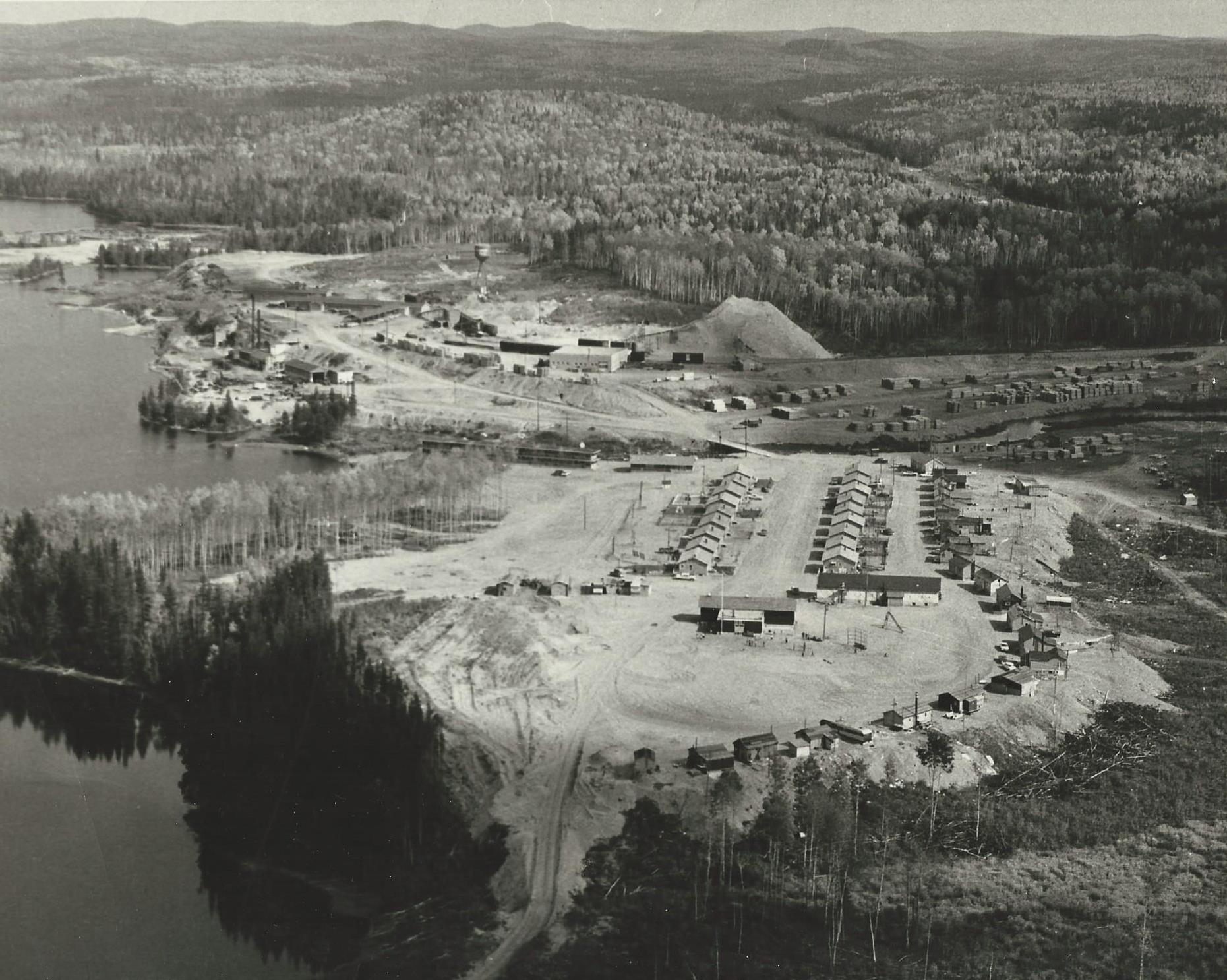 Vue aérienne de Dubreuilville en 1963