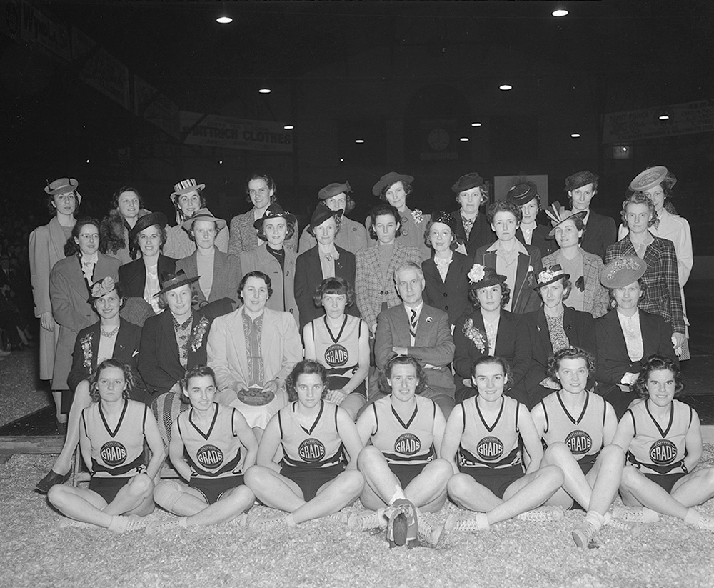 Anciennes joueuses des Grads d'Edmonton et la dernière équipe à série finale, le 3 juin 1940