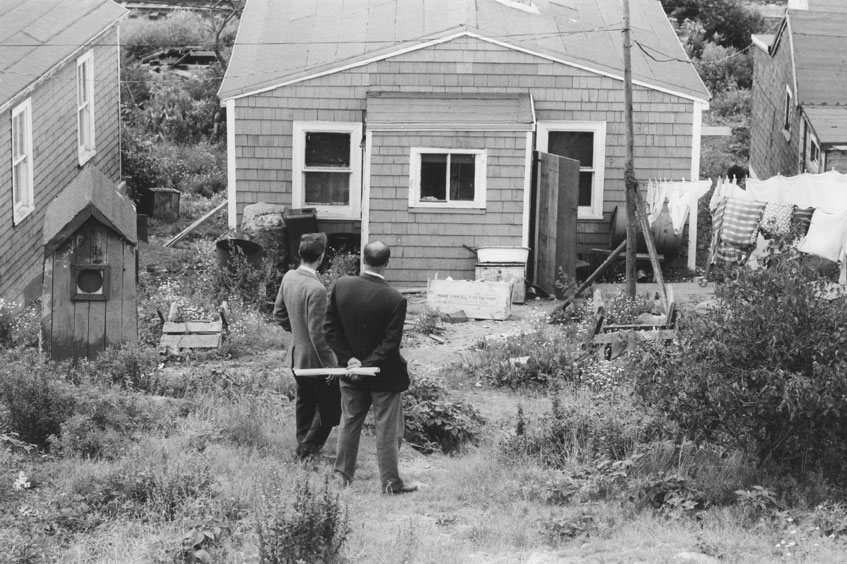 Fonctionnaires municipaux d'Halifax tenant des plans, avant la démolition d'Africville, 1965.