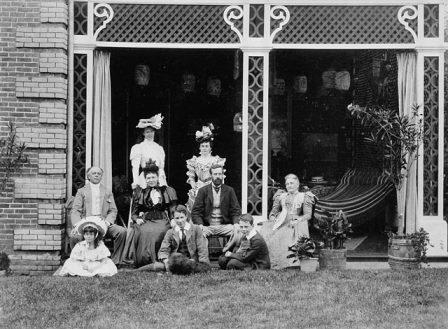 The Earl of Aberdeen and Lady Aberdeen visiting Sir Wilfrid Laurier and Lady Laurier 