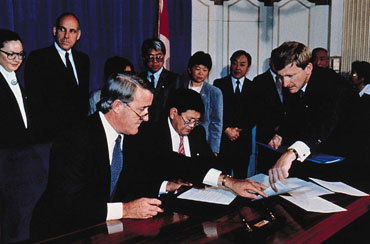 Signature de l'entente visant à indemniser les Canadiens d'origine japonaise