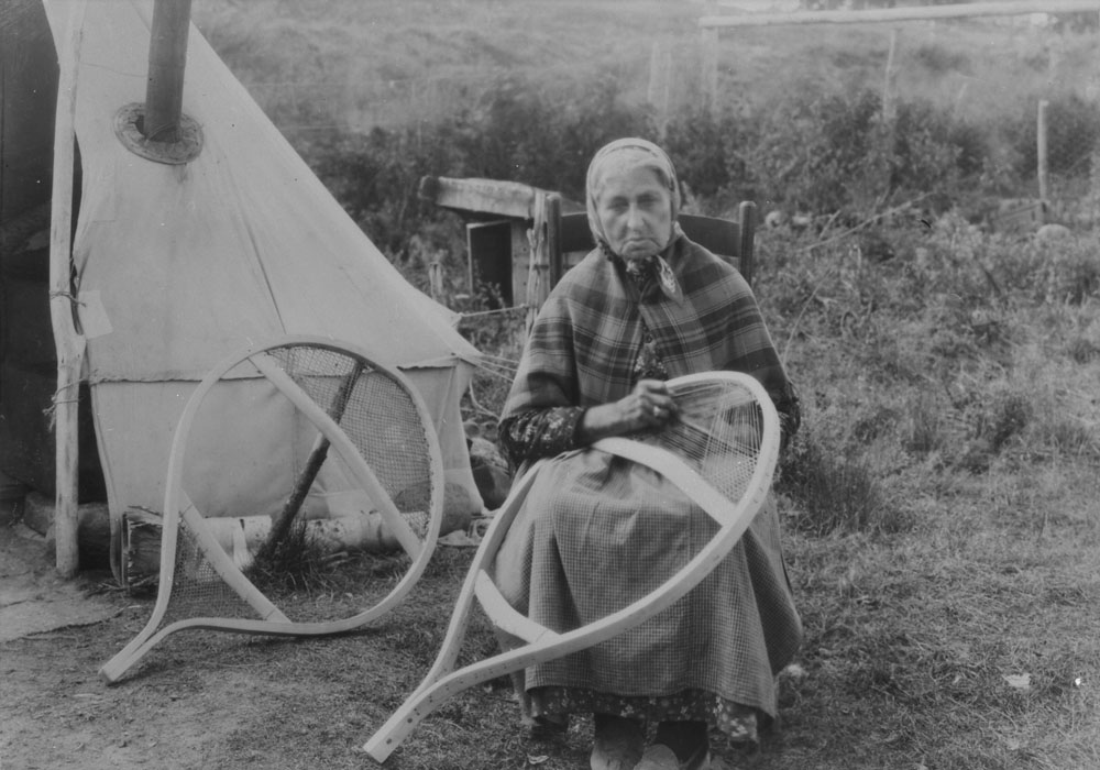 Femme autochtone fabriquant des raquettes (vers 1928)