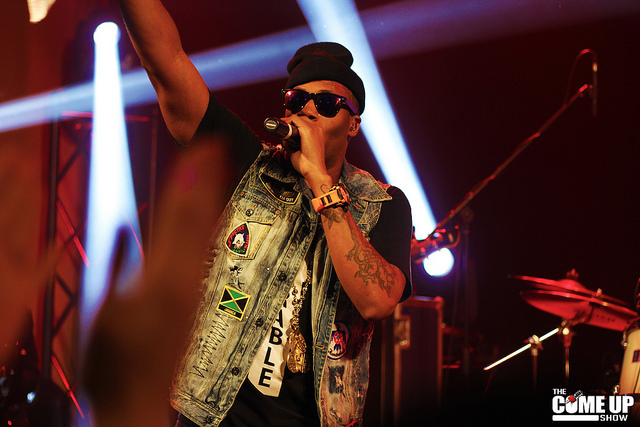 Kardinal Offishall chante au bar The Wave à Londres, Ontario, en 2013. 