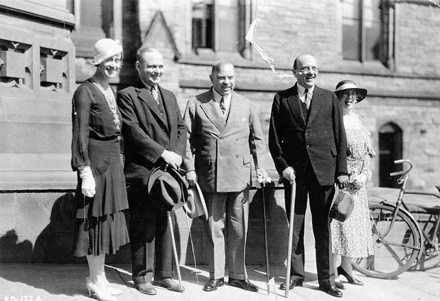 Thérèse Casgrain, Mackenzie King, and others in front of Parliament during the Imperial Economic Conference 1932