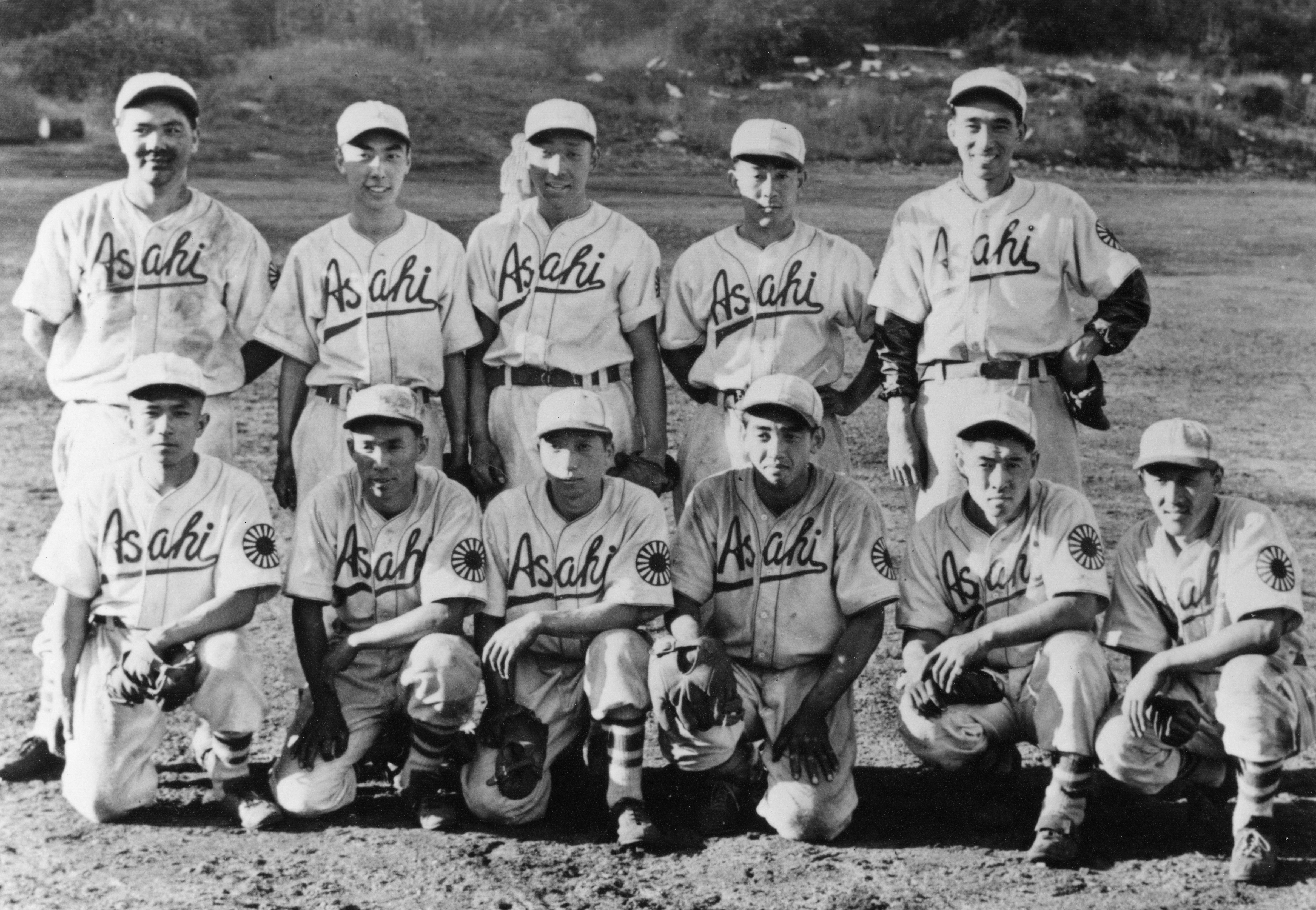 Portrait de groupe de l’équipe de baseball des Asahi