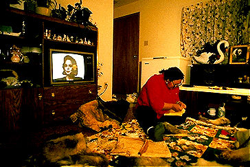 Inuit, femme faisant de la couture Inuit, femme faisant de la couture