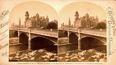 Les édifices du pont vus du pont des Sappeurs