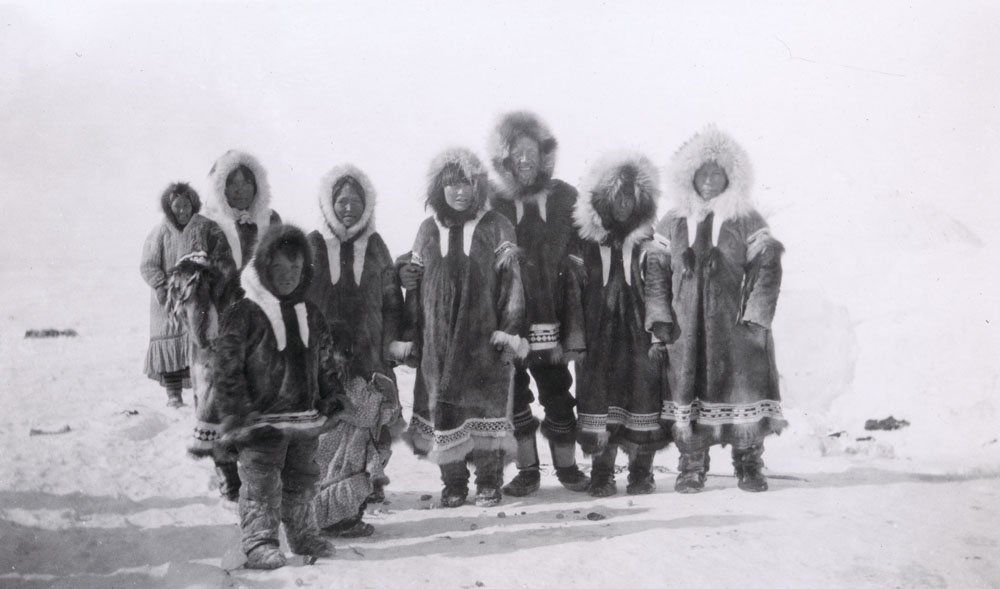 Henry Larsen posant avec des femmes et des enfants inuits