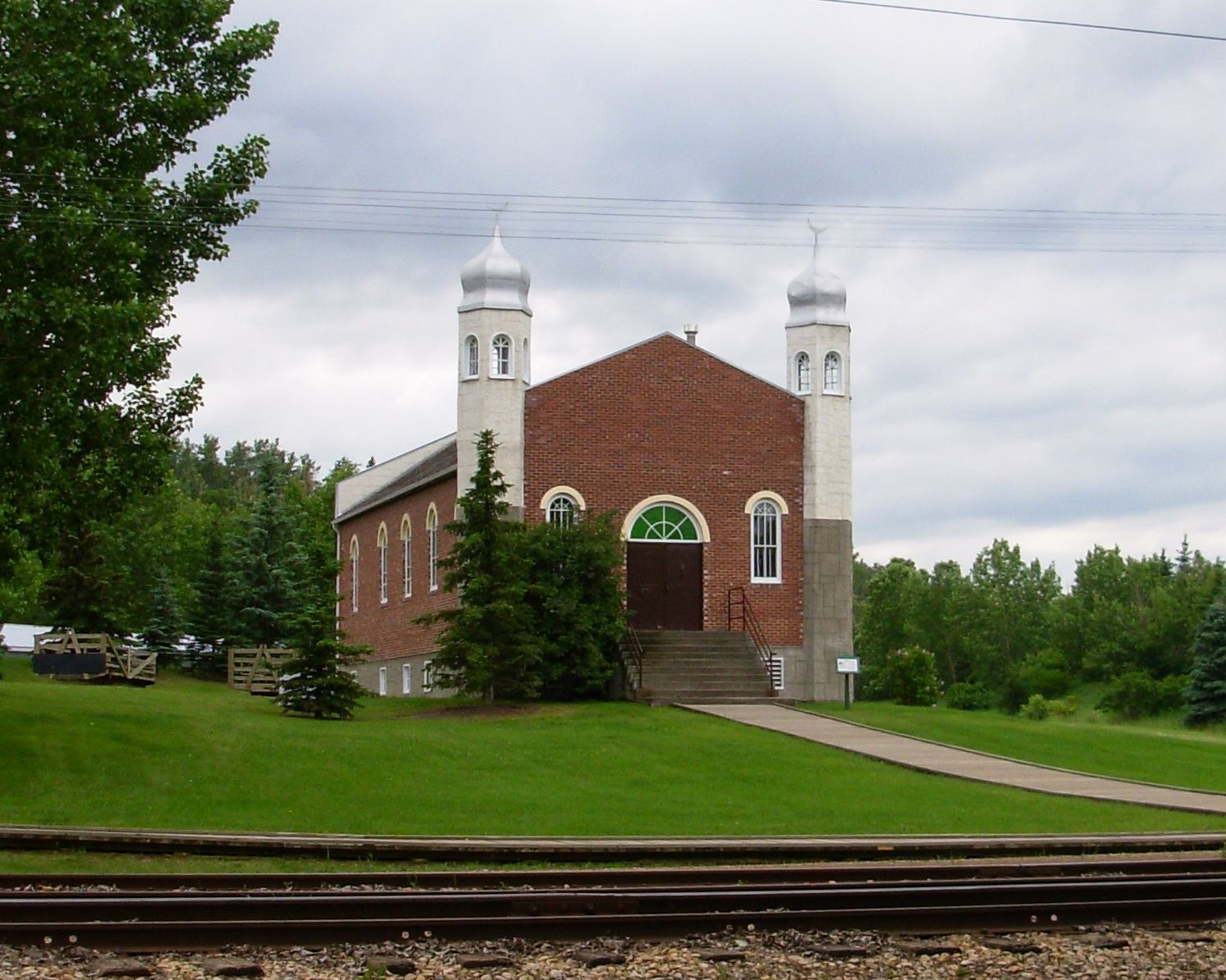 Al Rashid Mosque at Fort Edmonton Park A red-bricked mosque with two minarets.