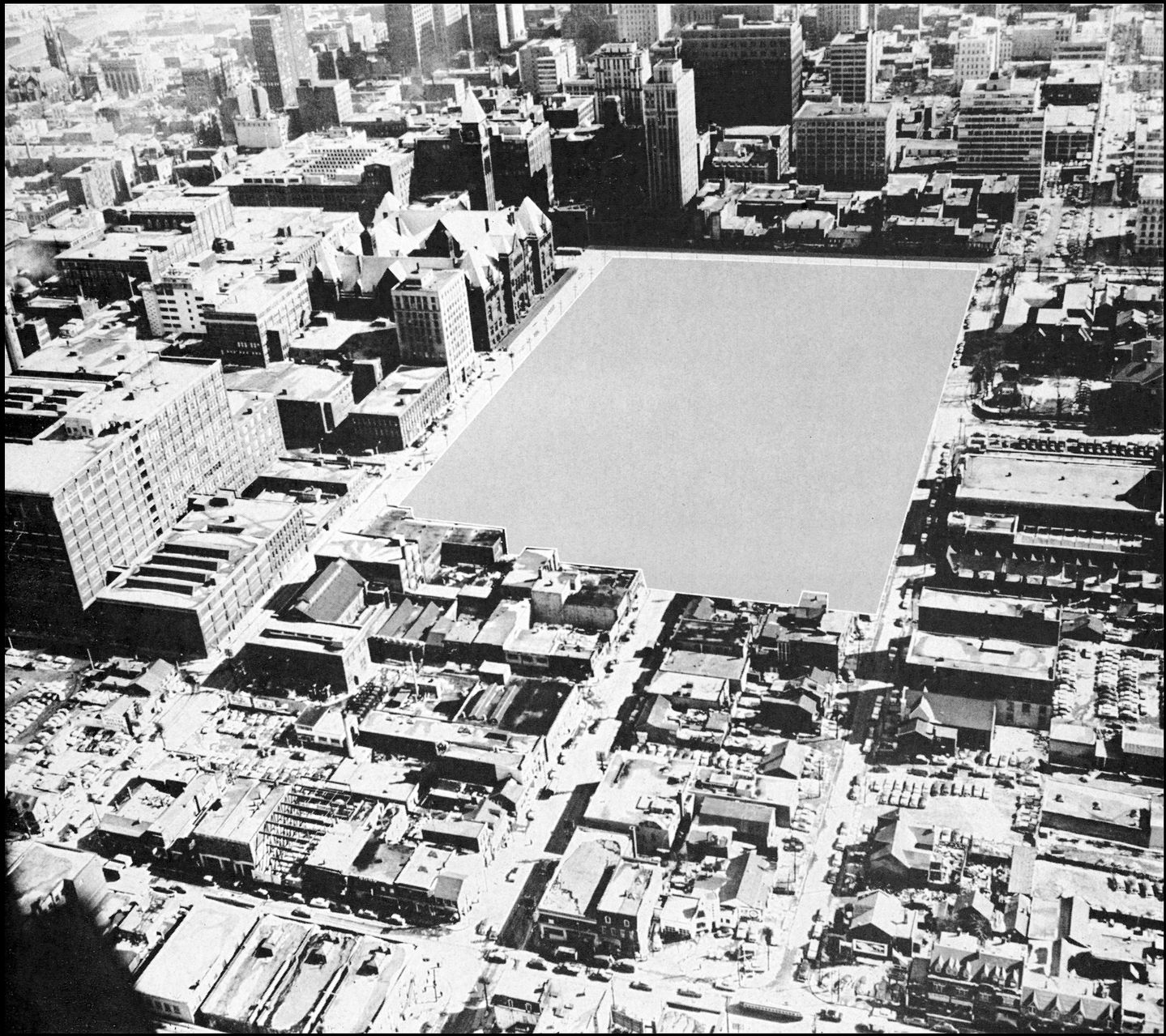 Terrain exproprié pour la construction du nouvel hôtel de ville et de la nouvelle place publique Terrain exproprié pour la construction du nouvel hôtel de ville et de la nouvelle place publique