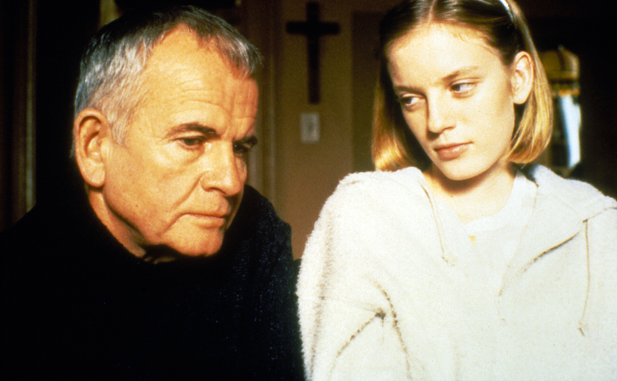 Ian Holm (\u00e0 gauche) et Sarah Polley dans The Sweet Hereafter