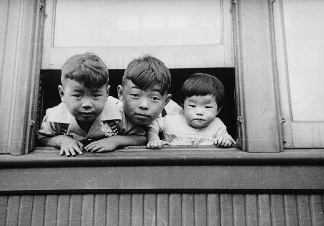 De jeunes Canadiens japonais réinstallés en Colombie Britannique, 1972.