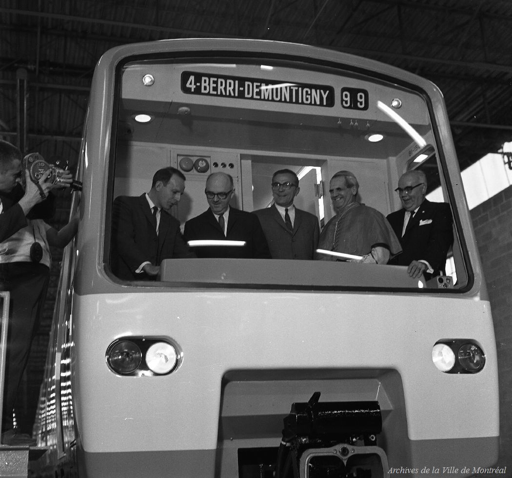 Livraison des premières voitures du métro de Montréal, 1965