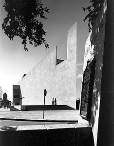 Extérieur du Musée des beaux-arts de Winnipeg. Photo de Henry Kalen, vers 1971.