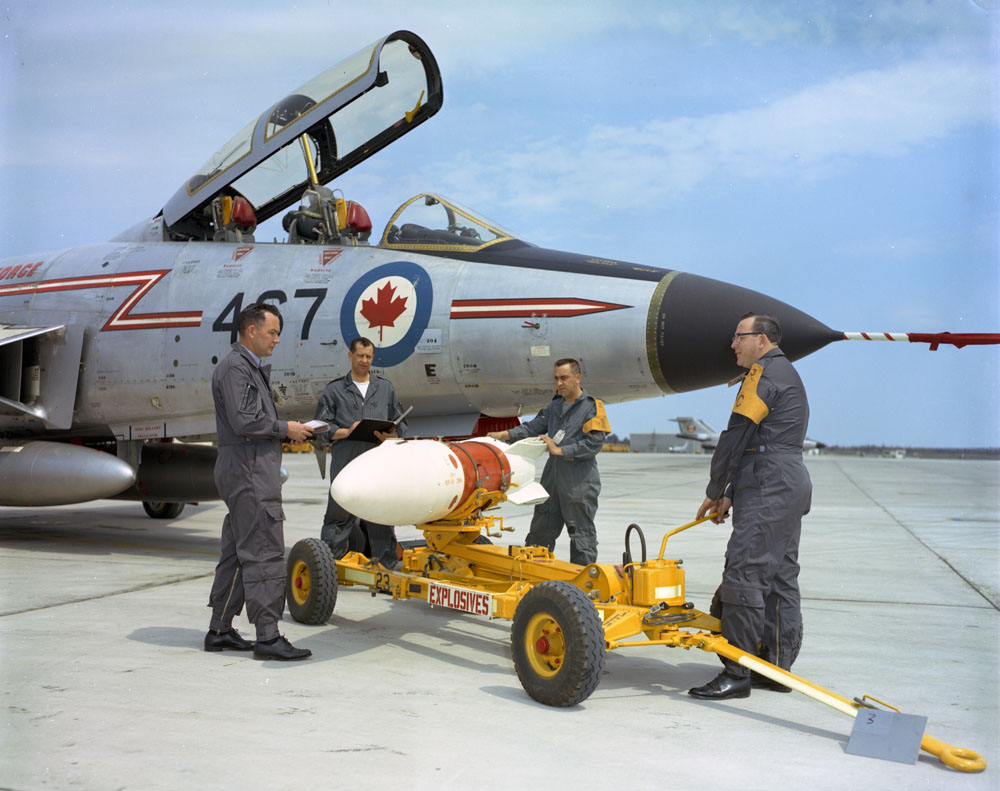 Une roquette Genie à côté d'un CF-101 Voodoo de l'ARC. Le Genie pouvait être muni d'une charge nucléaire.