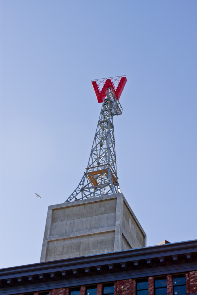 L’enseigne « W » de Woodward