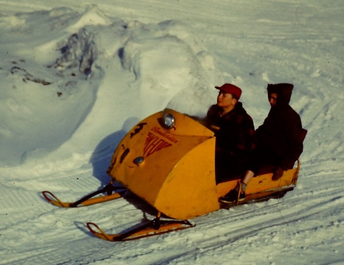 Photo de deux personnes qui se déplacent en Ski-Doo