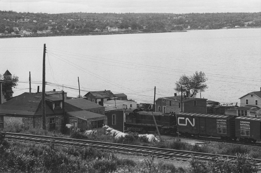 Train de marchandises du Canadien National traversant Africville, 1965. 