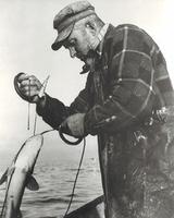 Pêcheur avec sa prise à bord d