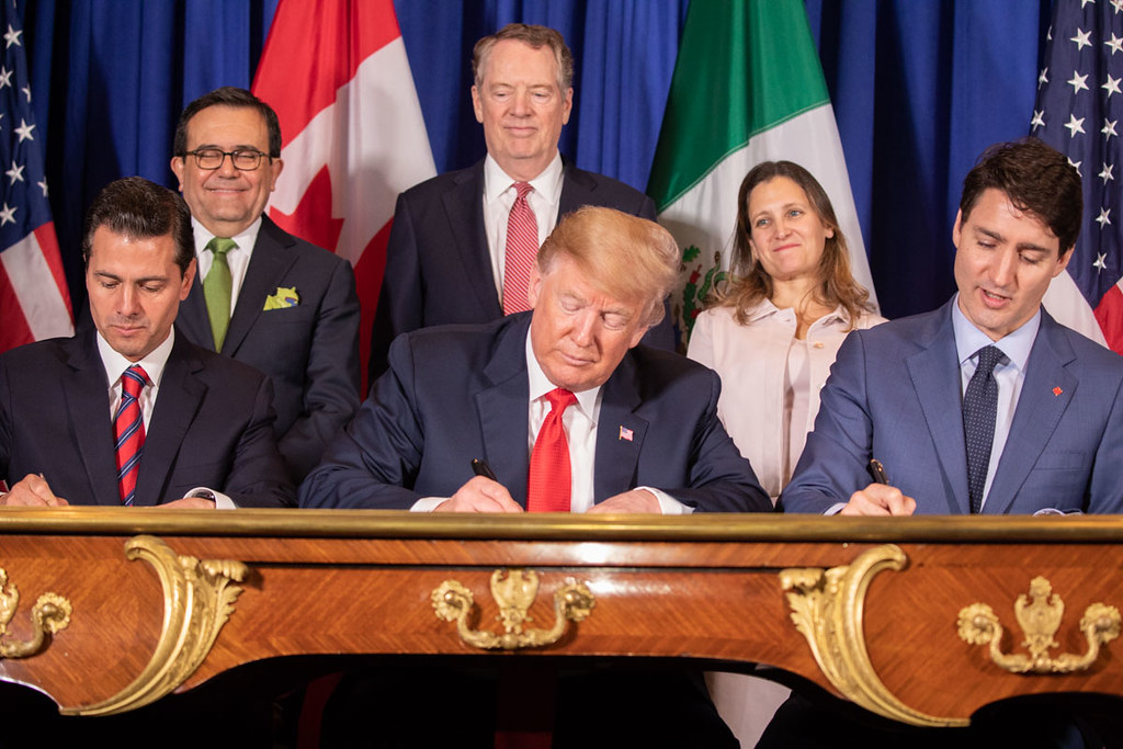 Photo des dirigeants nord américains signant l’ACEUM