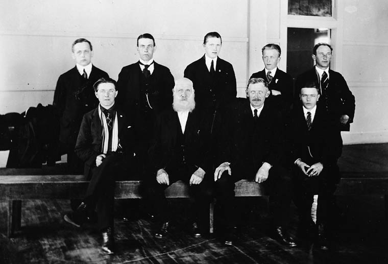 Danish immigrants en route to Western Canada at Québec City, (Québec). 1920s.