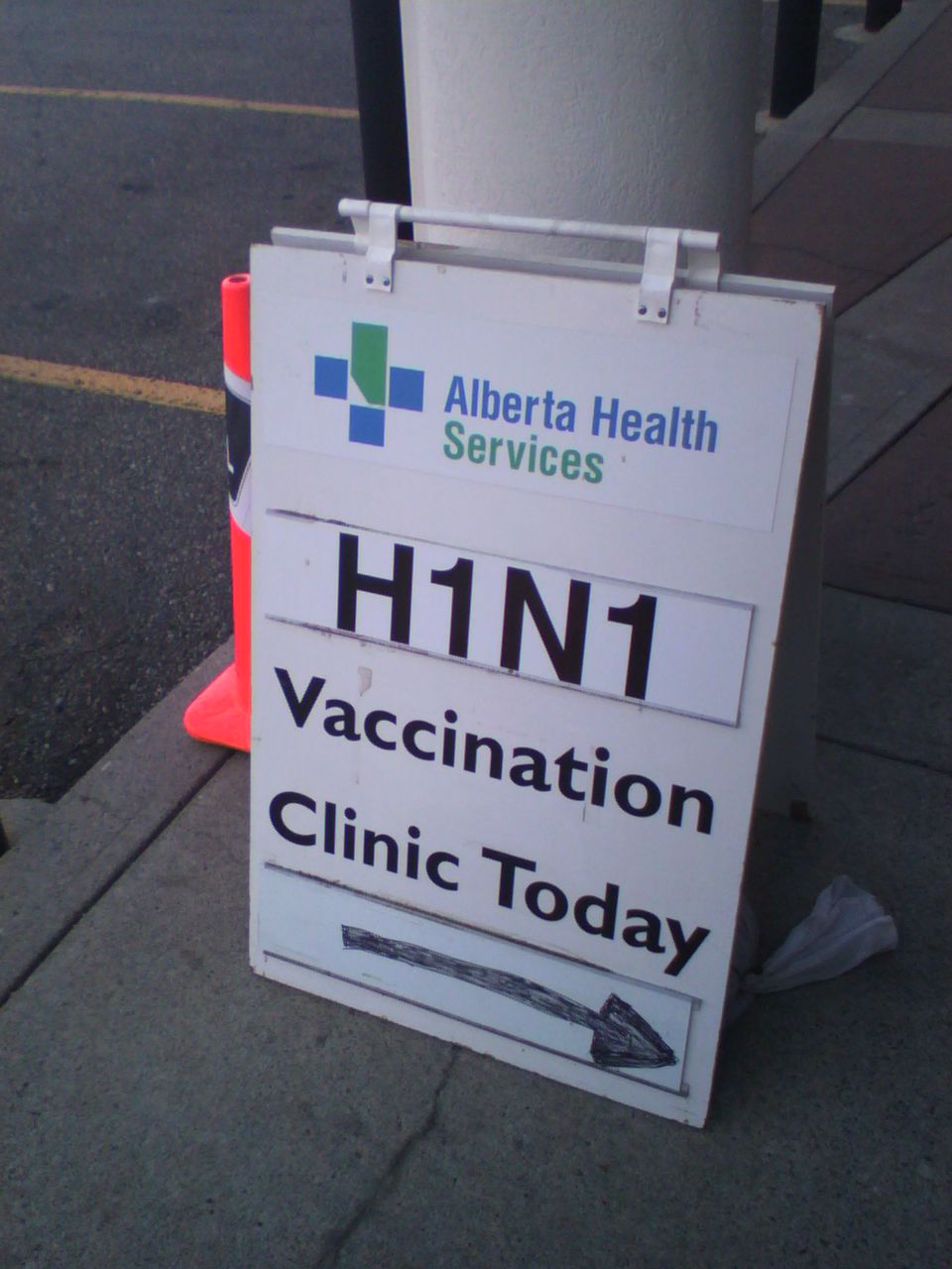 pancarte à l’extérieur d’une clinique de Calgary offrant le vaccin contre la grippe H1N1.