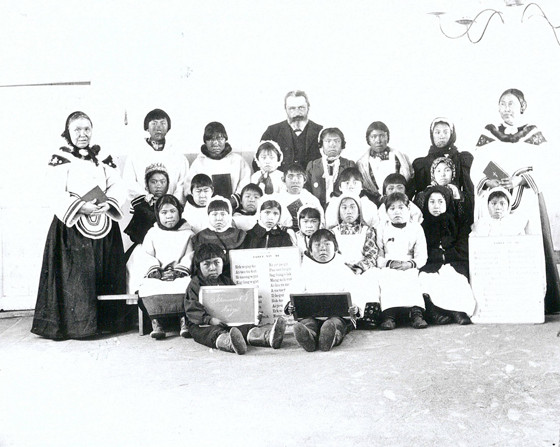 Eine Schulergrupper in Nain (1908)