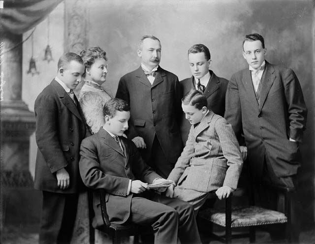 clifford-sifton-and-family-1910