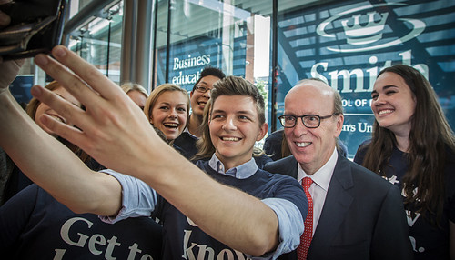 Stephen Smith et des étudiants de l’Université Queen’s Stephen Smith et des étudiants de l’Université Queen’s, vers 2015
