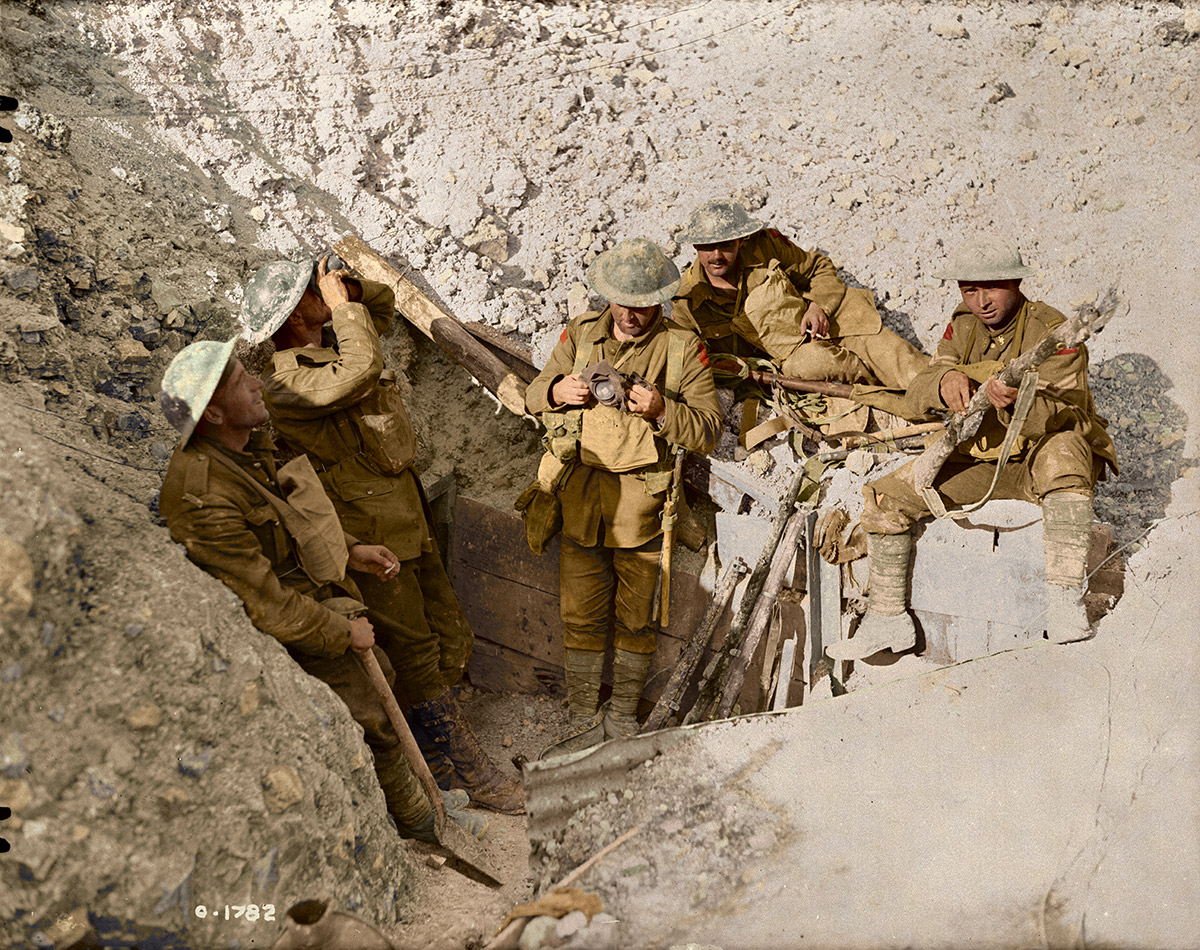 Canadiens dans les tranchées capturées de la Colline 70, août 1917. Canadiens dans les tranchées capturées de la Colline 70, août 1917.