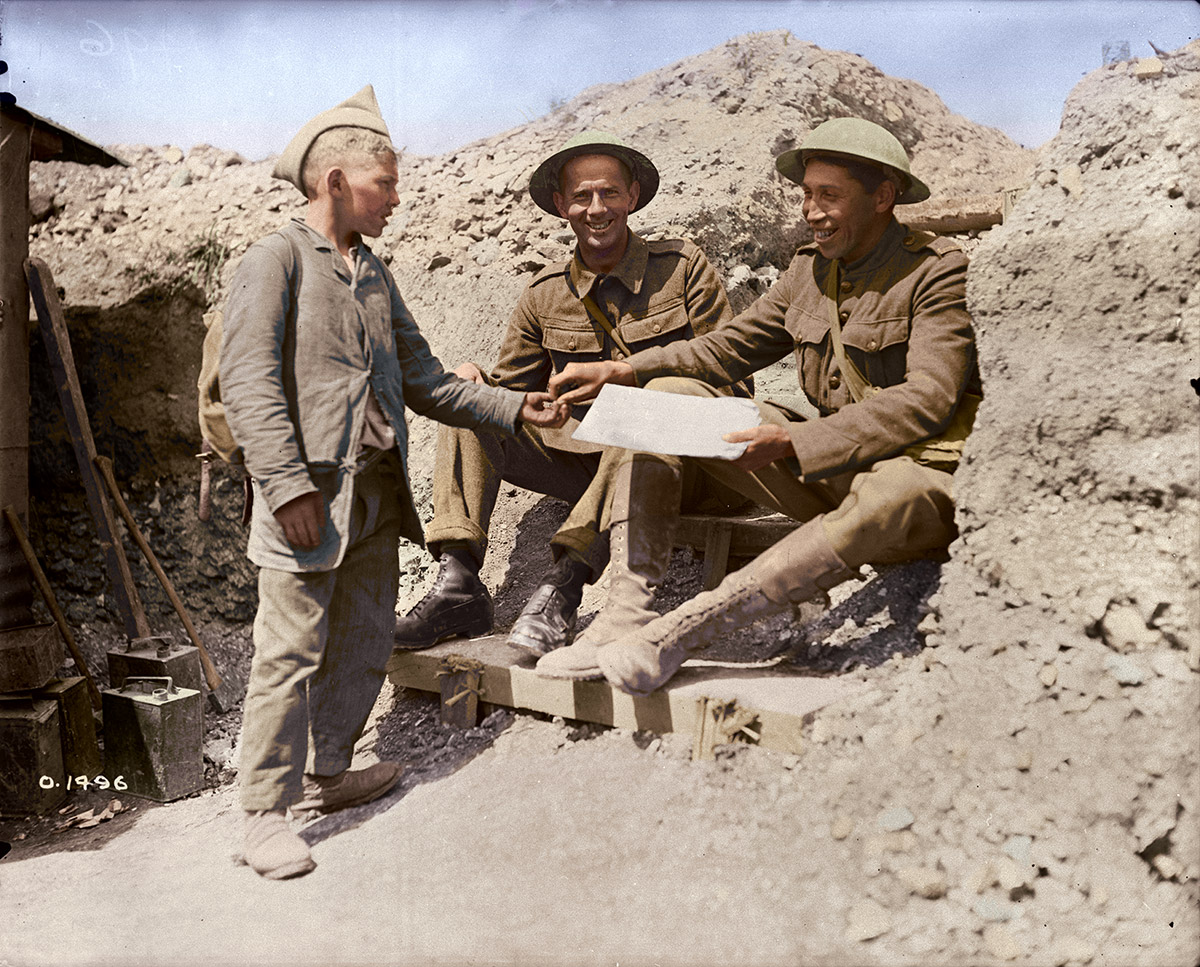 Le simple soldat Tom Longboat, le coureur de fond amérindien, achetant un journal d’un petit marchand français, juin 1917.