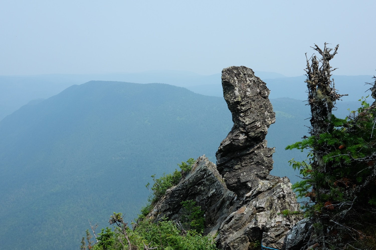 Monolithe connu sous le nom de « Bonhomme » Monolithe rocheux sur le flanc d’une montagne.