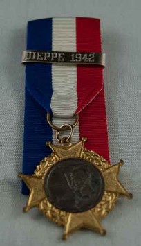 Médaille d'Arthur Fraser remise par le gouvernement français pour son service à Dieppe, avec la barre d'attache de Dieppe.