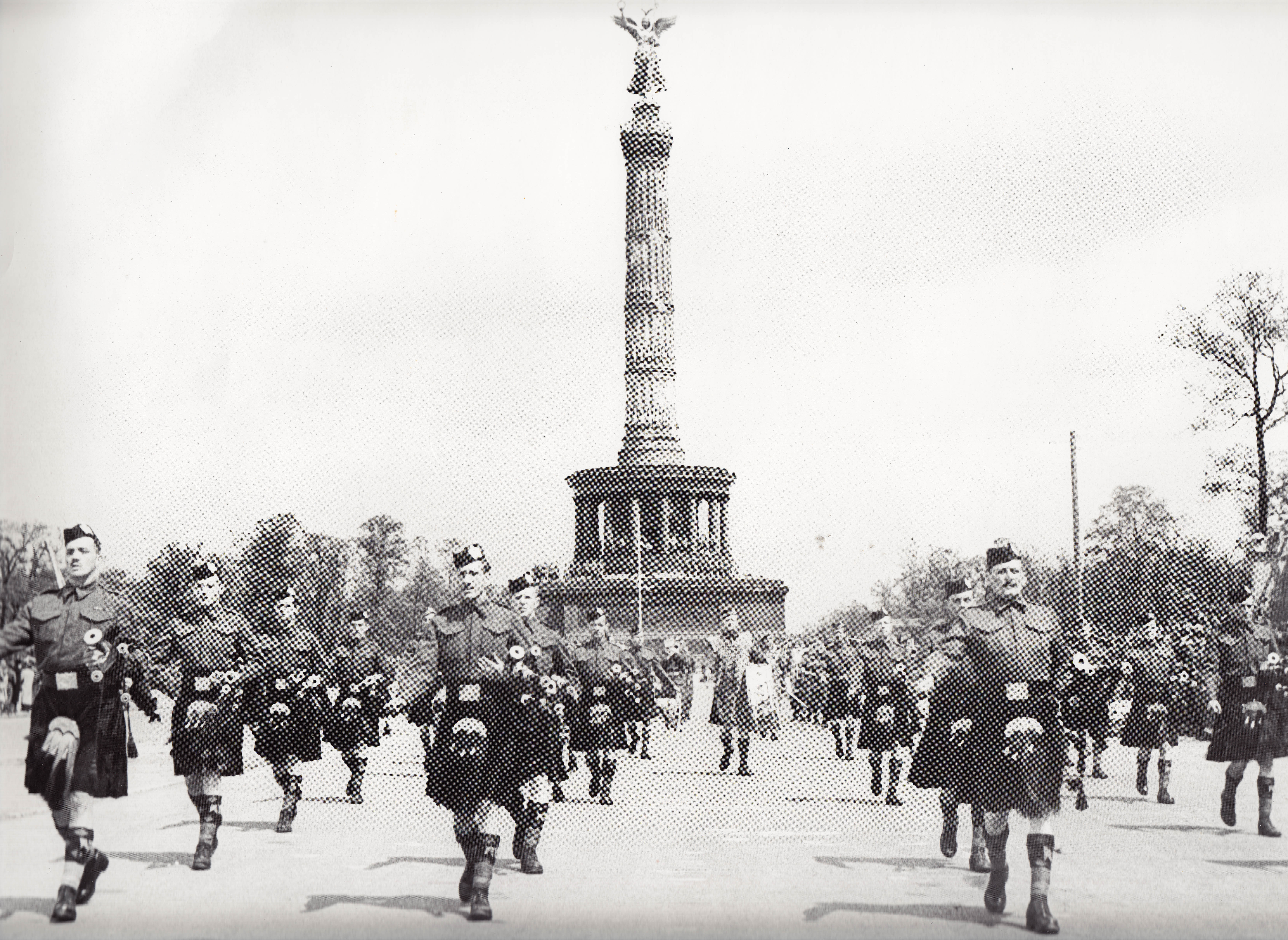 Défilé du 1er battalion des joueurs de cornemuse des Highlander Sutherland + Argyll lors du jour de la Victoire à Berlin, Allemagne, en 1945.