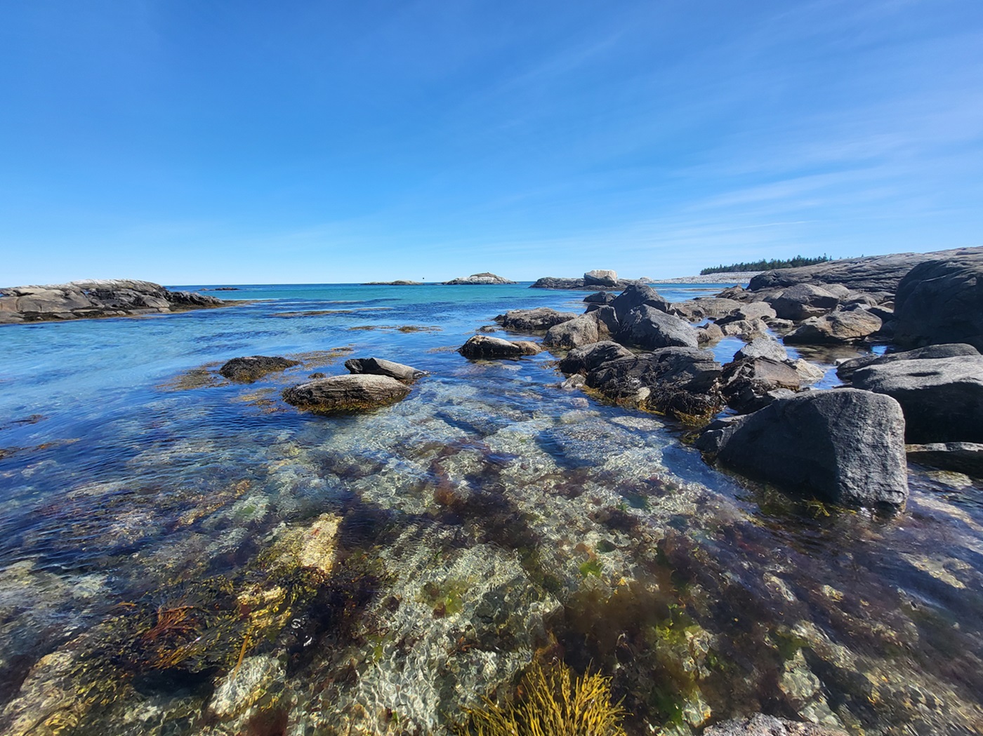 Plage rocheuse aux eaux claires.