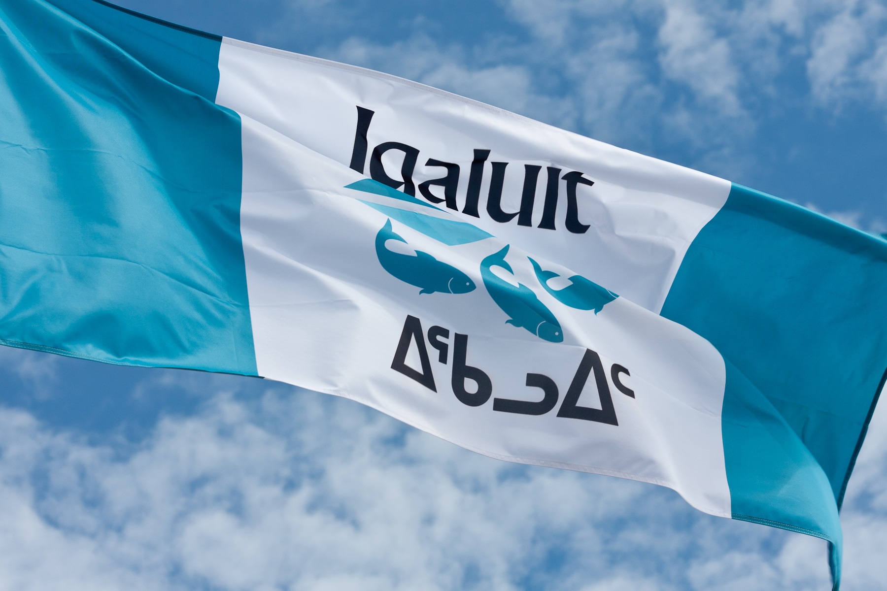 Drapeau à bandes bleues.