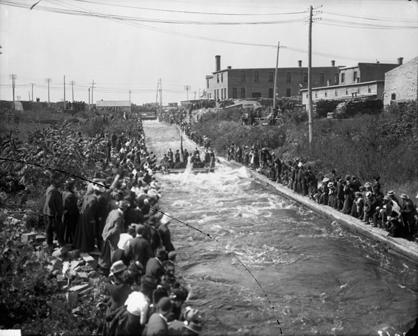 Une foule de spectateurs regardant le duc et la duchesse de Cornouailles et de York dévaler un glissoir en toboggan, 23 septembre 1901.